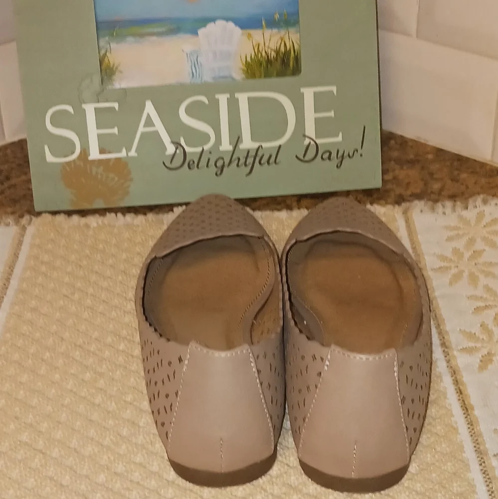 Union Bay Women's Blush Colored Slip on Flats Size 8M - Picture 2 of 11